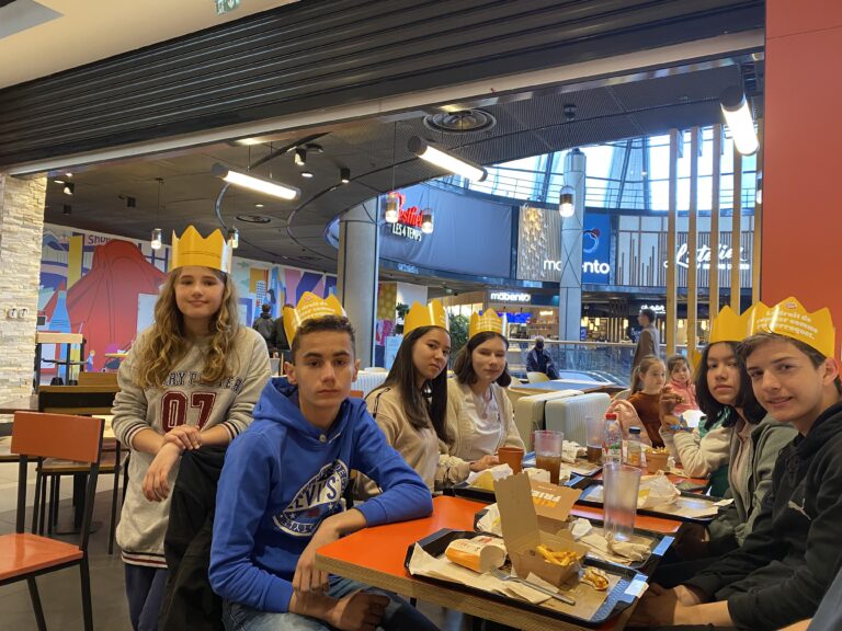 Photo des ados de Witty Bunch au Burger King